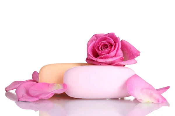 सफेद पृष्ठभूमि पर गुलाब के साथ दो साबुन — स्टॉक फ़ोटो, इमेज