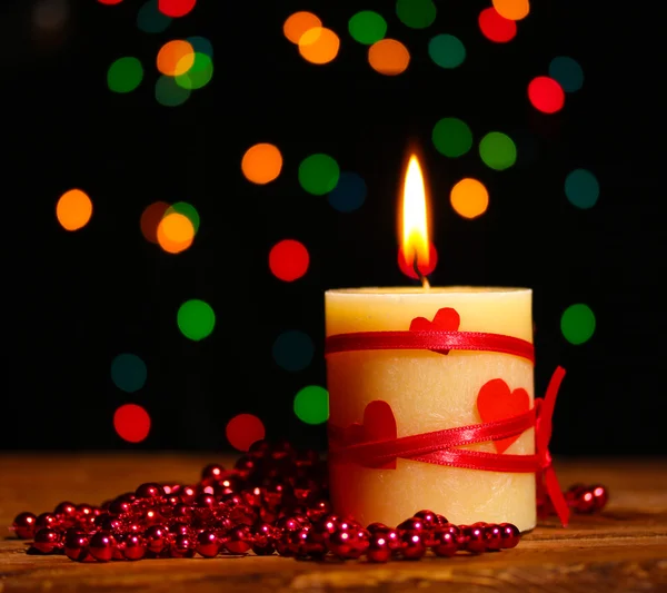 Bella candela su tavolo di legno su sfondo luminoso — Foto Stock