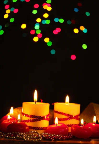 Belle candele e decorazioni su tavolo in legno su sfondo luminoso — Foto Stock