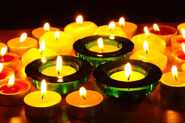 Lindas velas e decoração em mesa de madeira — Fotografia de Stock