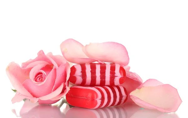 Δύο σαπούνι και ροζ τριαντάφυλλο που απομονώνονται σε λευκό — Φωτογραφία Αρχείου