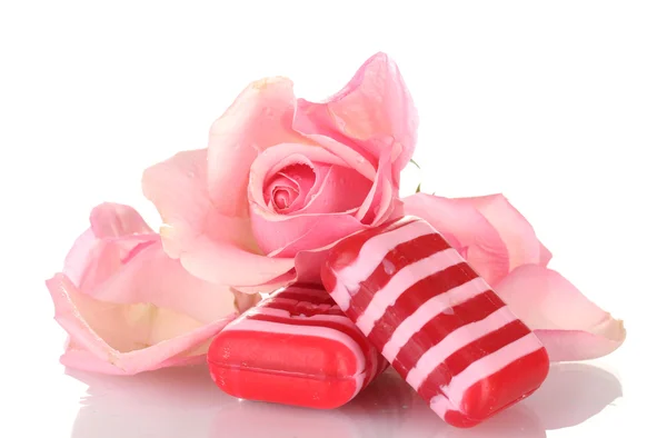 Zwei Seifen und rosa Rose isoliert auf weiß — Stockfoto