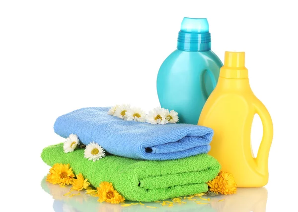 Πετσέτα και καθαρισμού απομονωθεί σε λευκό — Φωτογραφία Αρχείου