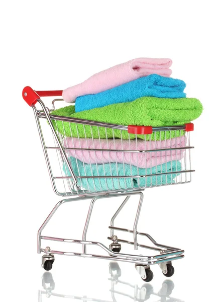 Carrinho de compras e toalhas isoladas em branco — Fotografia de Stock