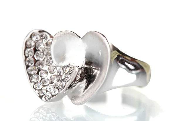 Nádherný stříbrný prsten s drahými kameny, izolované na bílém — Stock fotografie