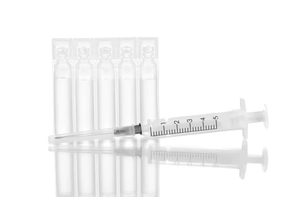 注射器と白で隔離される医療バイアル — ストック写真