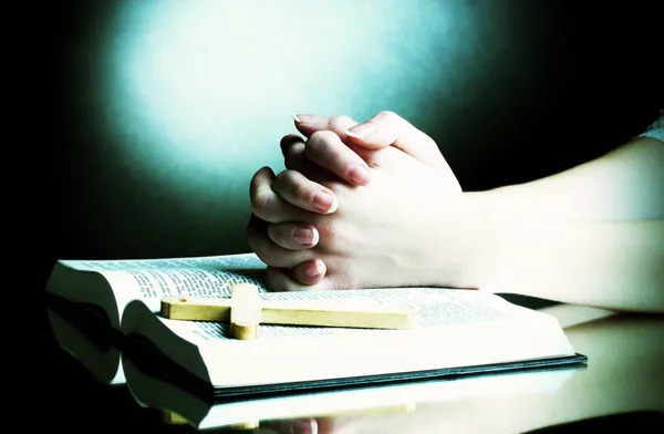 Θηλυκό τα χέρια ανοιχτή ρωσική Αγία Γραφή για το μαύρο backround — Φωτογραφία Αρχείου