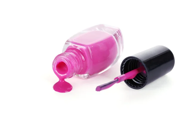Garrafa aberta com esmalte de unhas rosa e escova isolada em branco — Fotografia de Stock