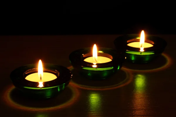 아름 다운 촛불과 나무 테이블에 장식 — 스톡 사진