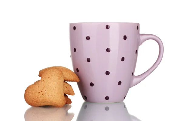 Rosa Tasse und herzförmige Kekse isoliert auf weiß — Stockfoto