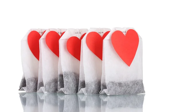 Bolsas de té con etiquetas en forma de corazón en blanco aisladas en blanco — Foto de Stock