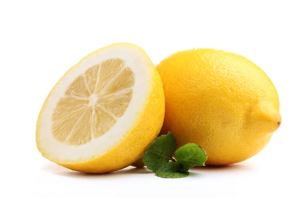 Limão fresco com hortelã isolada em branco — Fotografia de Stock