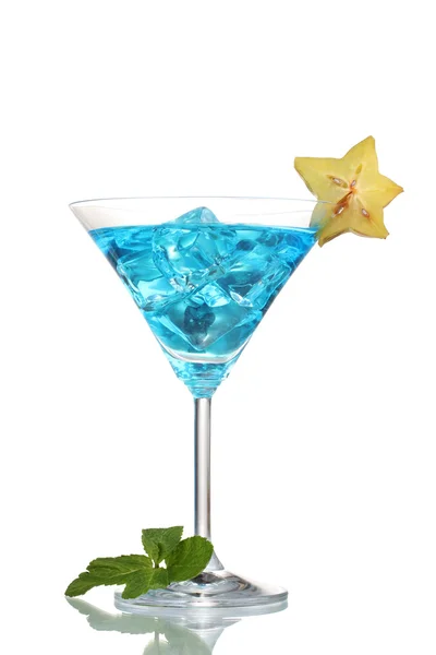 Cóctel azul en vasos de martini con hielo aislado sobre blanco — Foto de Stock