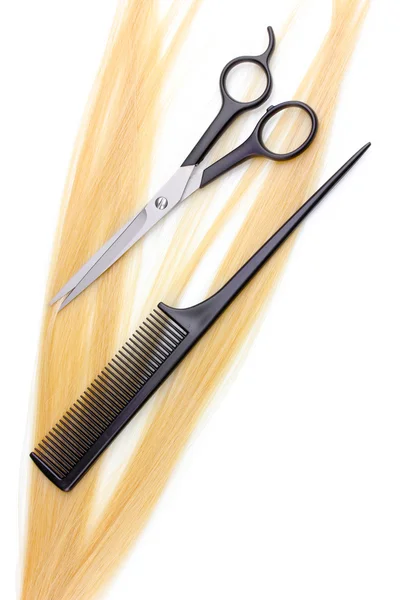 Cabello rubio brillante con tijeras de corte de pelo y peine aislado en blanco — Foto de Stock