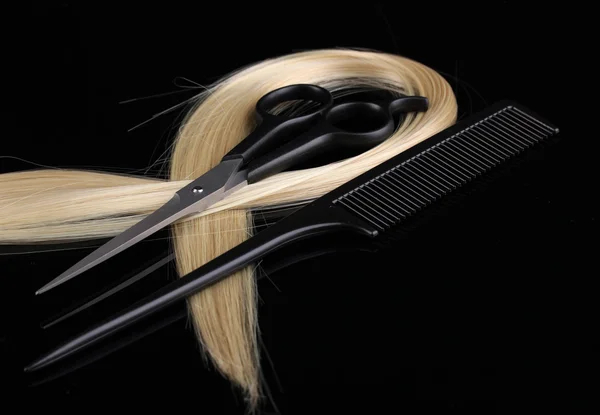 Λαμπερά μαλλιά ξανθά μαλλιά κοπής λαμαρινοψάλιδα με χτένα που απομονώνονται σε μαύρο — Φωτογραφία Αρχείου