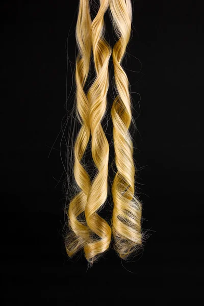 Σγουρά μαλλιά ξανθά που απομονώνονται σε μαύρο — Φωτογραφία Αρχείου