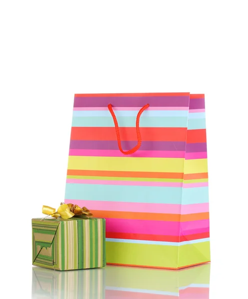 Buste regalo colorate con regali isolati su bianco — Foto Stock