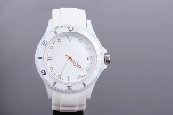 灰色の背景に美しいレディース腕時計 — ストック写真