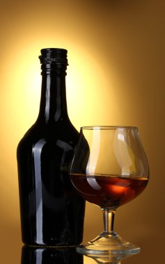 brandy ve Sarı zemin üzerine şişe cam