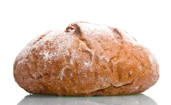 Pyszne cały chleb żytni na białym tle — Zdjęcie stockowe