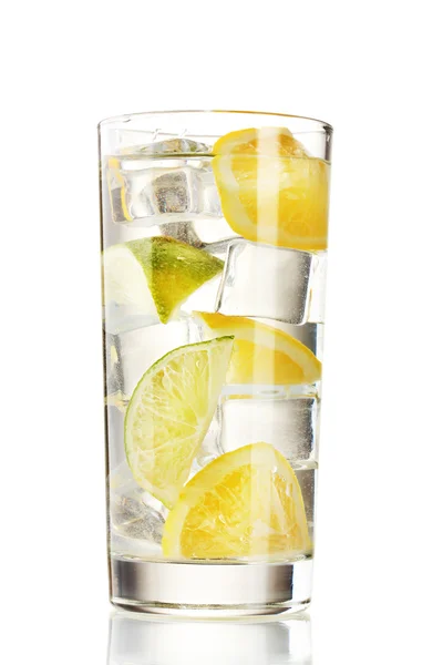 Холодний свіжий лимонад ізольований на білому — стокове фото