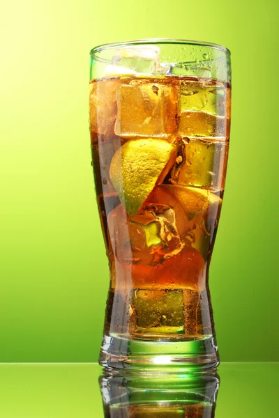 Jeges tea, citrom és lime-zöld háttér — Stock Fotó