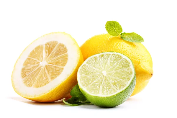 Lime fraîche et citron à la menthe isolée sur blanc — Photo