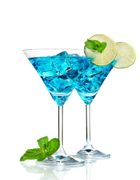 Mavi üzerine beyaz izole buzlu martini bardaklarda kokteyl — Stok fotoğraf