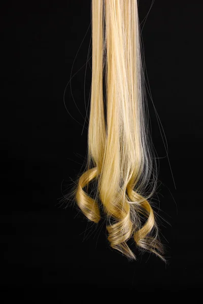 Göndör szőke haja fekete elszigetelt — Stock Fotó