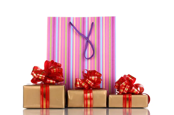 Bolsas de regalo coloridas con regalos aislados en blanco —  Fotos de Stock