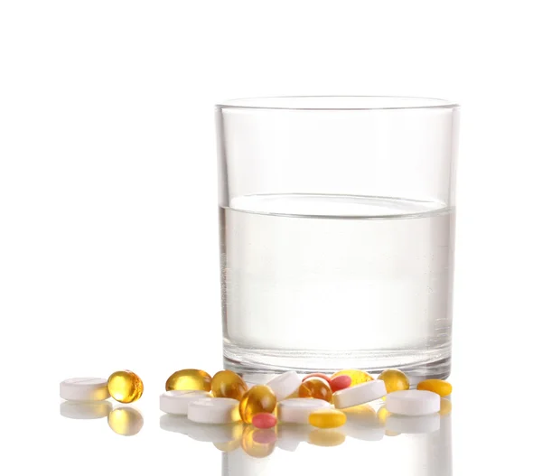 Vaso de agua y pastillas aisladas en blanco — Foto de Stock