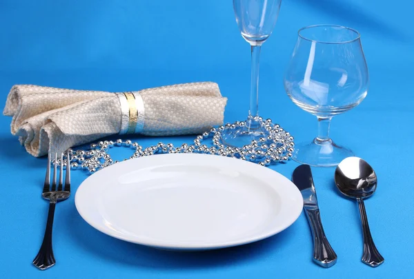 青色の背景にテーブルの設定 — ストック写真