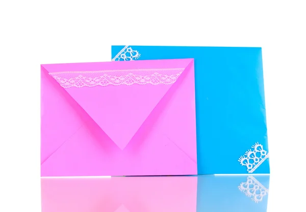 Цветные конверты изолированы на белом — стоковое фото