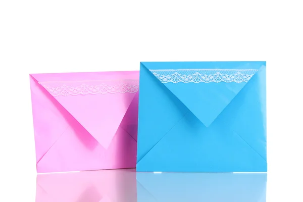 Envelopes de cor isolados em branco — Fotografia de Stock