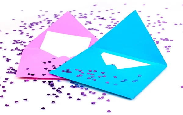 Цветные конверты и конфетти изолированы на белом — стоковое фото