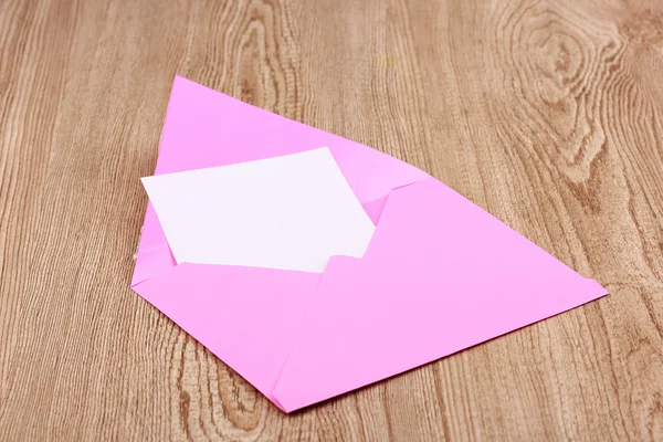 Цветной конверт на деревянном фоне — стоковое фото