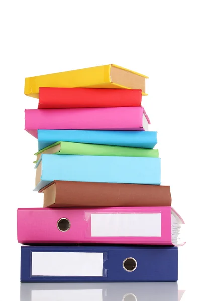 Яркие офисные папки и книги, изолированные по белому — стоковое фото