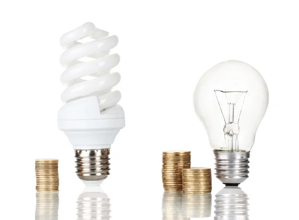 Порівняння звичайних лампочок з енергозберігаючою лампою ізольовано на білому — стокове фото