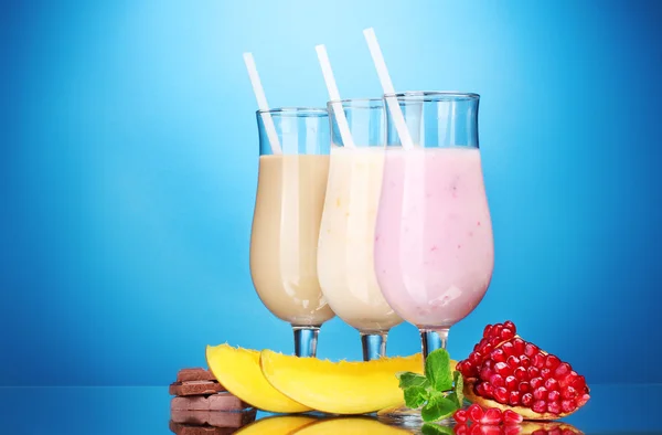 Milkshake med frukt och choklad på blå bakgrund — Stockfoto