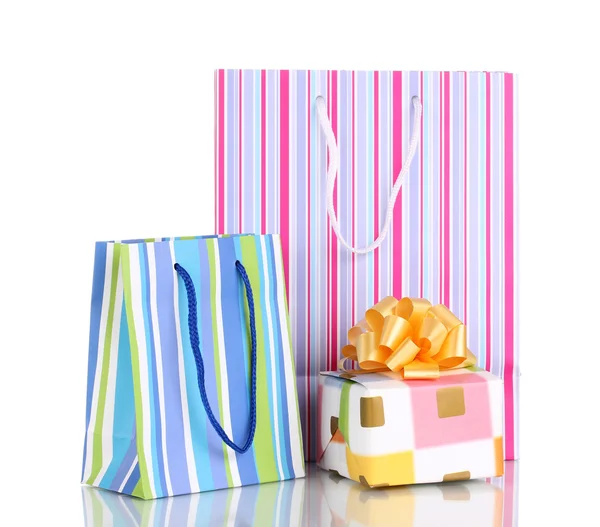 Bolsas de regalo coloridas con regalos aislados en blanco — Foto de Stock