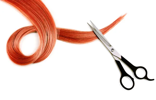 Błyszczące czerwone włosy i nożyce do cięcia włosów na białym tle — Zdjęcie stockowe