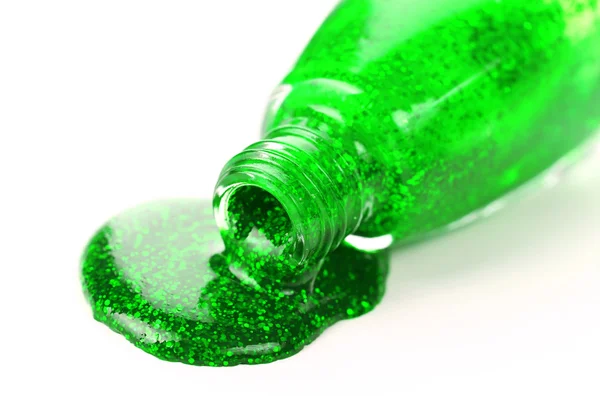 Zielony lakier do paznokci na białym tle — Zdjęcie stockowe
