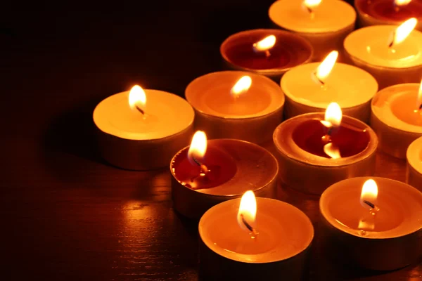 Belle candele e decorazioni su tavolo di legno — Foto Stock