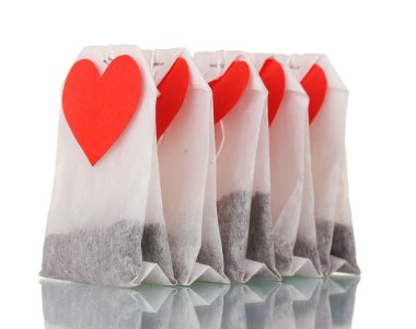 çay torba boş kalp şeklindeki etiketleri üzerinde beyaz izole
