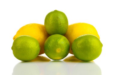 taze limes ve üzerinde beyaz izole limon