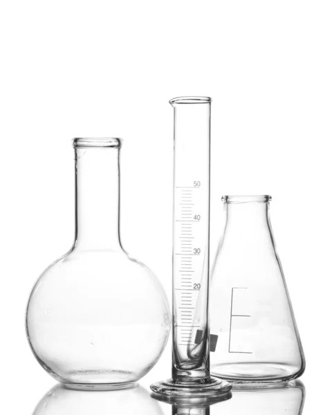 Trois verrerie de laboratoire vide avec réflexion isolée sur blanc — Photo