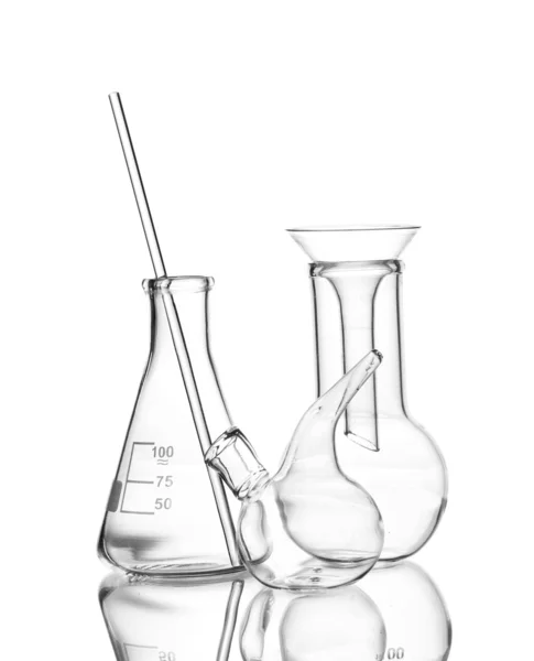 Tre bicchieri da laboratorio vuoti con riflessione isolata su bianco — Foto Stock