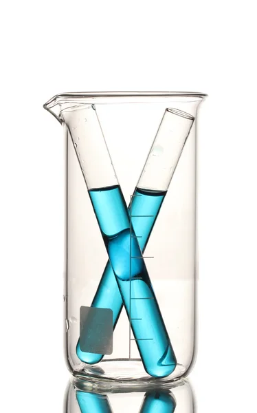 Laboratuvar tüpleri ile mavi sıvı yansıma Isola ile beher ölçüm — Stok fotoğraf