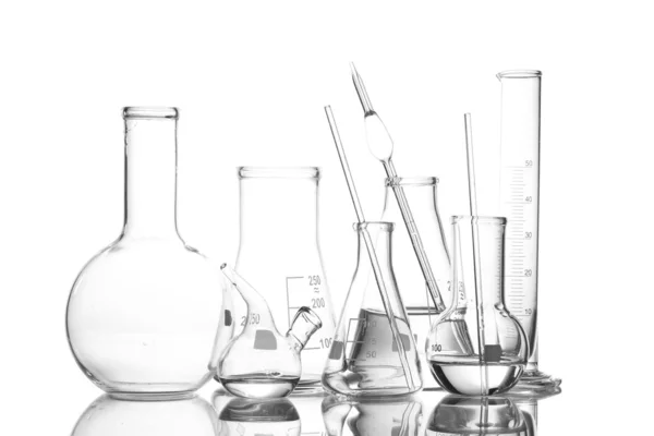 Olika Laboratorieartiklar av glas med vatten och Tom med reflektion isolera — Stockfoto
