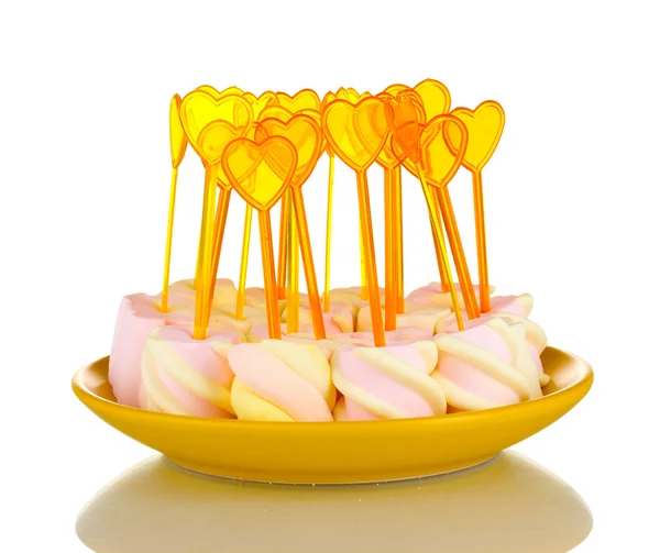 Marshmallows mit Spießen auf Teller isoliert auf weiß — Stockfoto